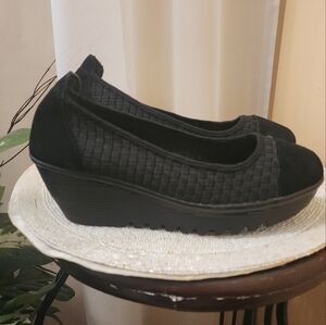 NWT. Rock spring Women’s size 40 M .Us 8.5 Black  Wedge Stretchy